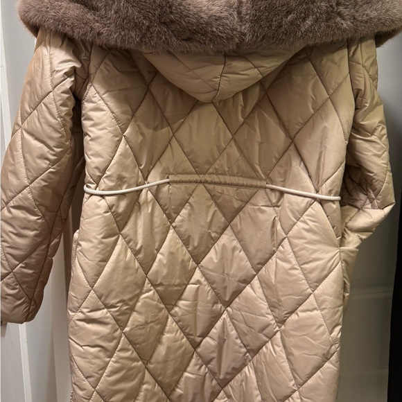 Stylish Quilted Tan Coat with Faux Fur Collar - Picture 2 of 4